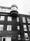 Erg functioneel zal deze erker niet zijn! (Celebesstraat, architect H.Th. Wijdeveld)
