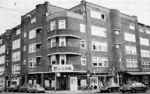 Een spel van rondingen en hoeken (hoek Rijnstraat/Amstelkade)