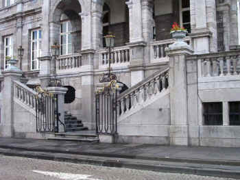 Maastricht stadhuis met voor elke soeverein een eigen trap